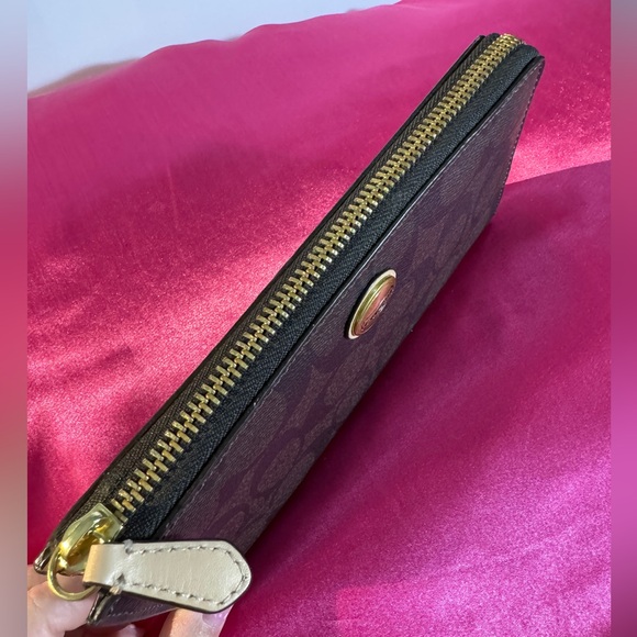 COACH Brown Signature Zippered Wallet 8 card slots (Like New) App size 7.5”x4” - Picture 3 of 9